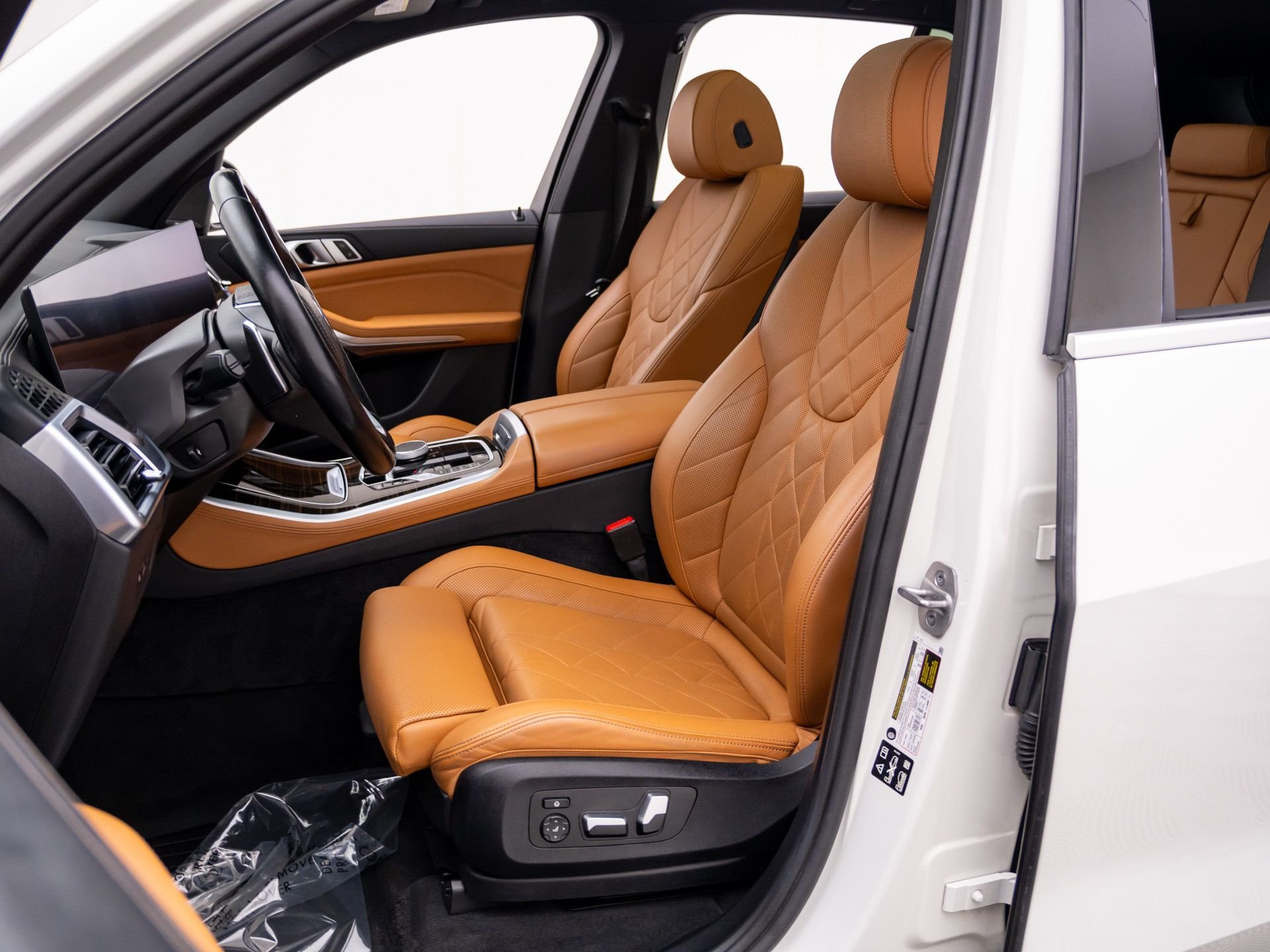 Used 2024 White BMW xDrive40i image 16