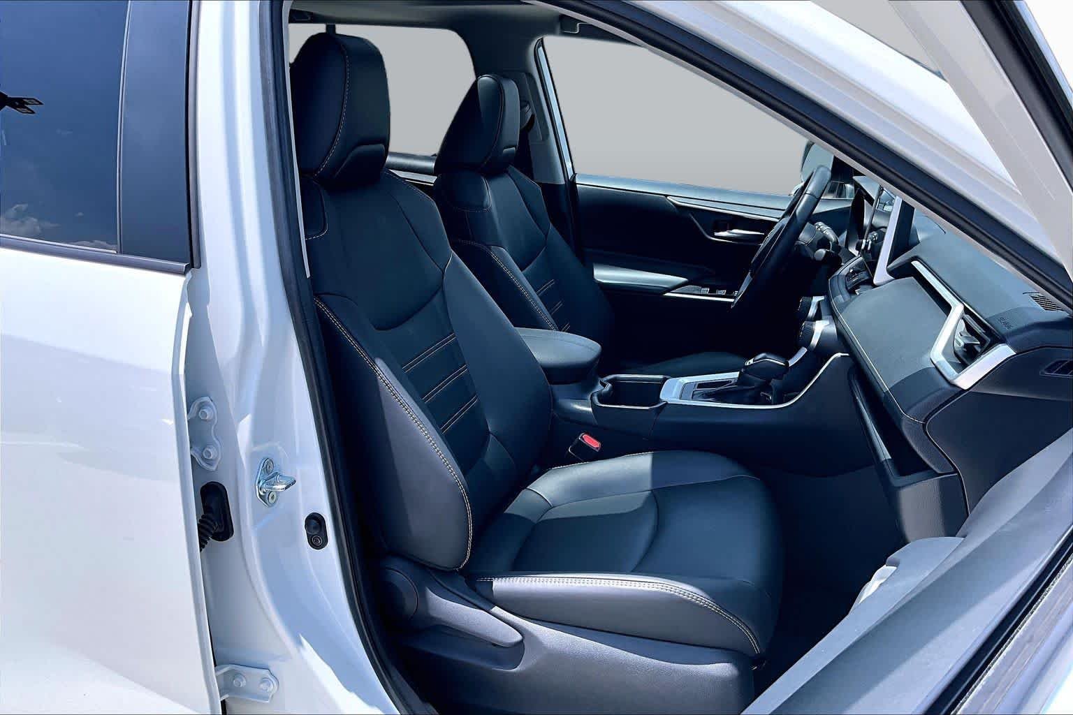 Used 2025 Wind Chill Pearl Toyota XLE Premium image 9