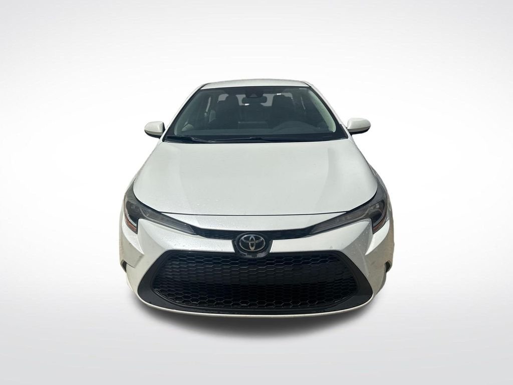 Used 2021 White Toyota LE image 10