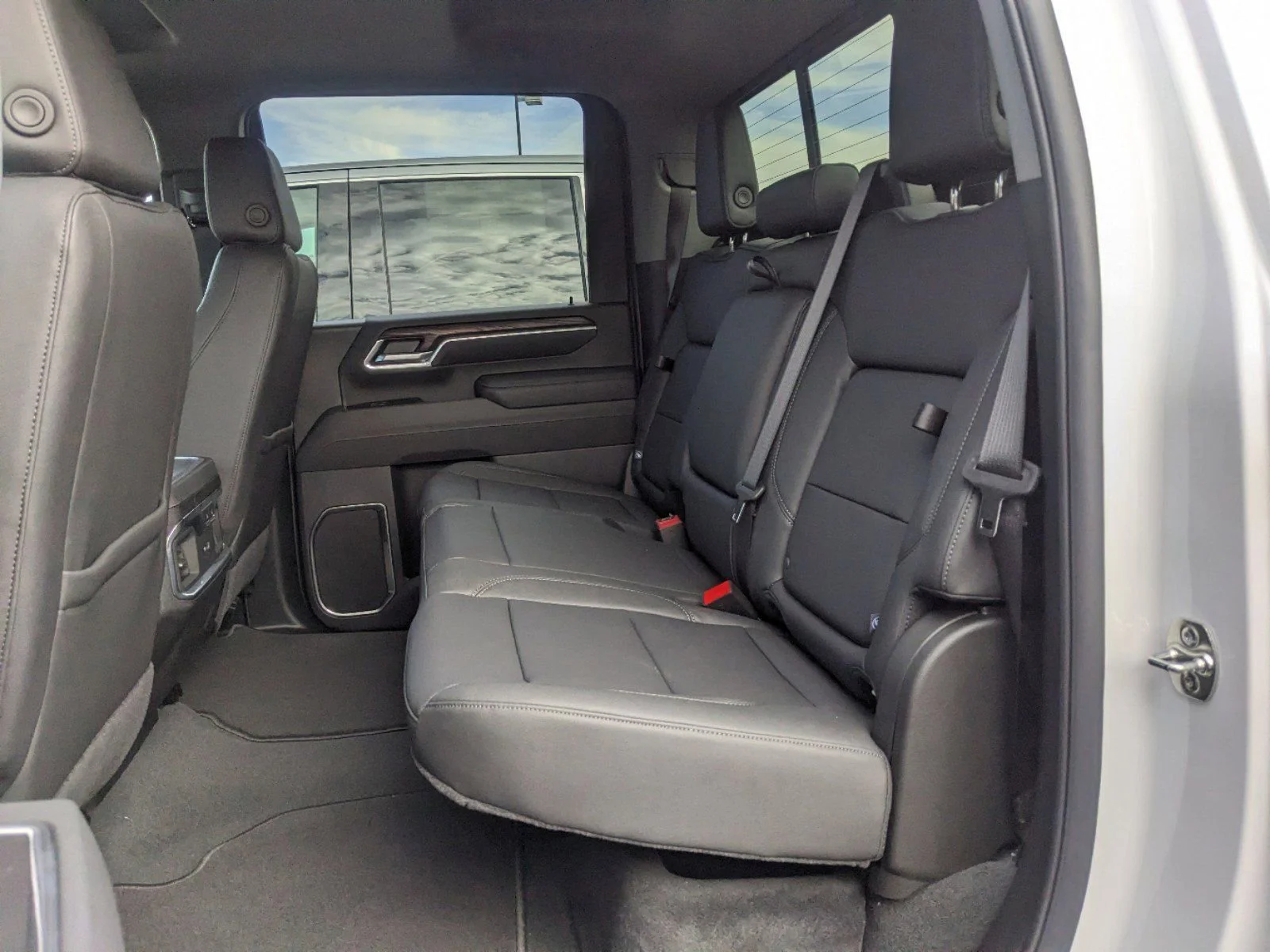 New 2025 White Frost Tricoat GMC SLT image 27