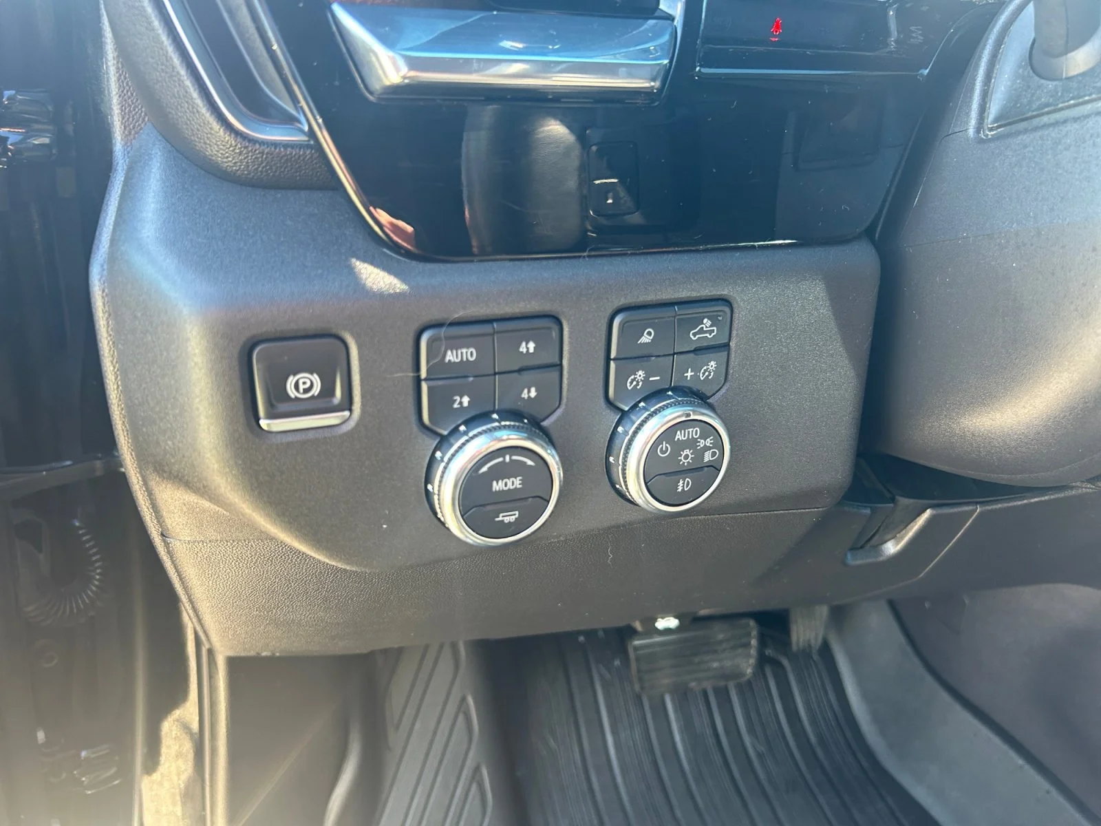 Used 2024 Black GMC Elevation Crew 3.0L Leather X31 Package 4x4 image 16
