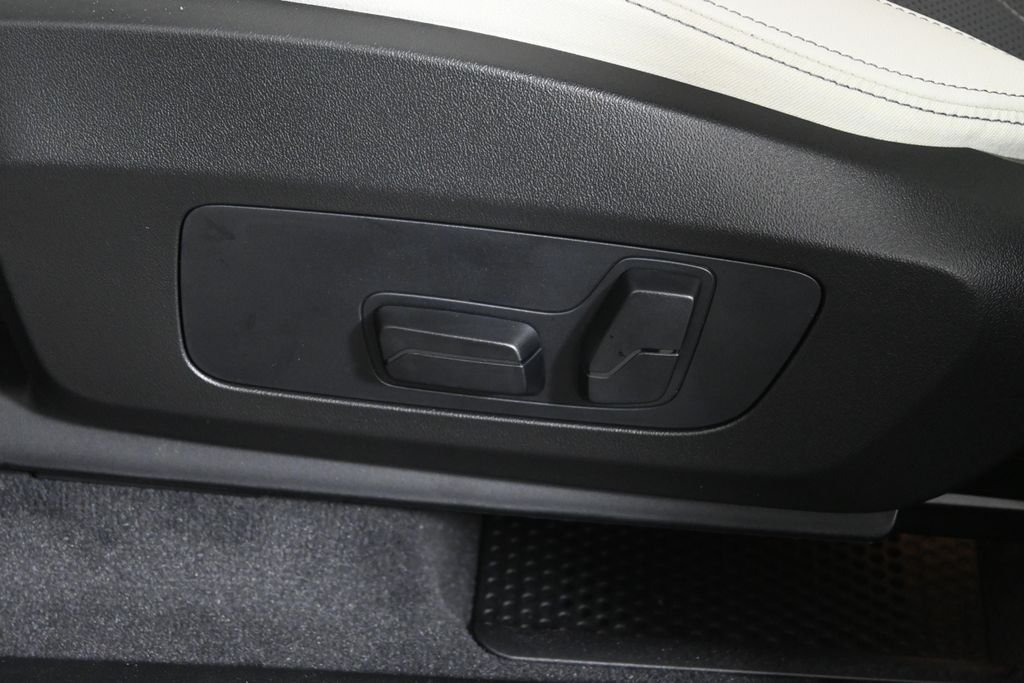 New 2026 White Metallic BMW xDrive28i image 27