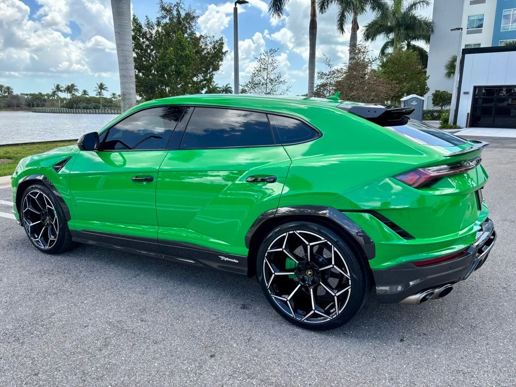 Used 2024 Green Lamborghini Performante image 9