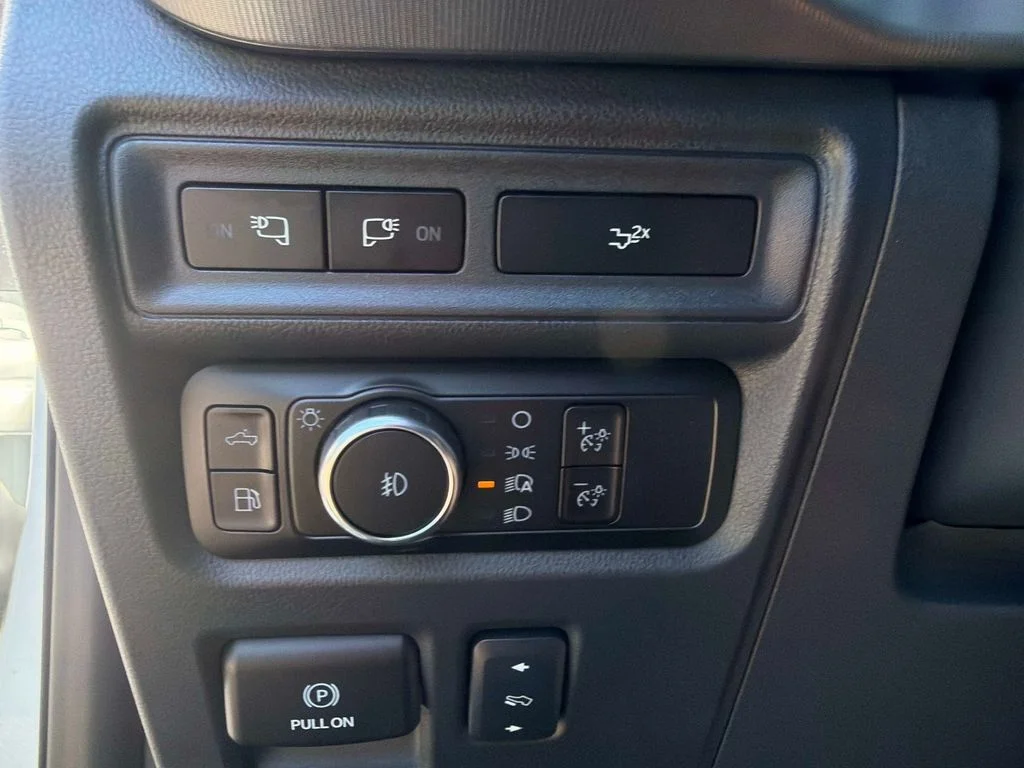 Used 2024 Star White Ford Lariat image 31