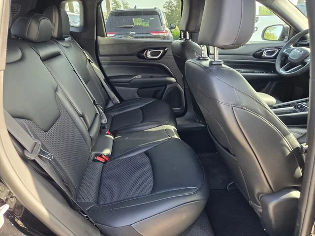 New 2026 Diamond Black Crystal Pearlcoat Jeep Latitude image 13