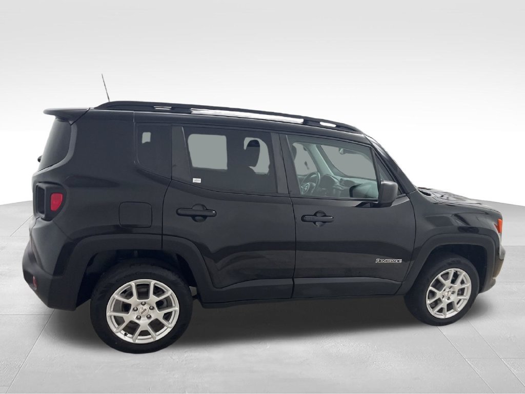 Used 2022 Black Jeep Latitude image 6