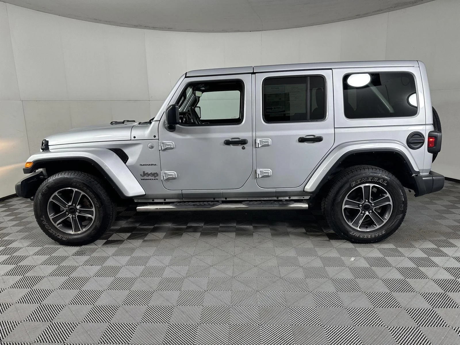 Used 2023 Silver Zynith Jeep Sahara image 2