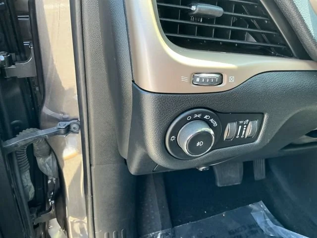 Used 2017 Granite Crystal Metallic Clearcoat Jeep Limited image 20