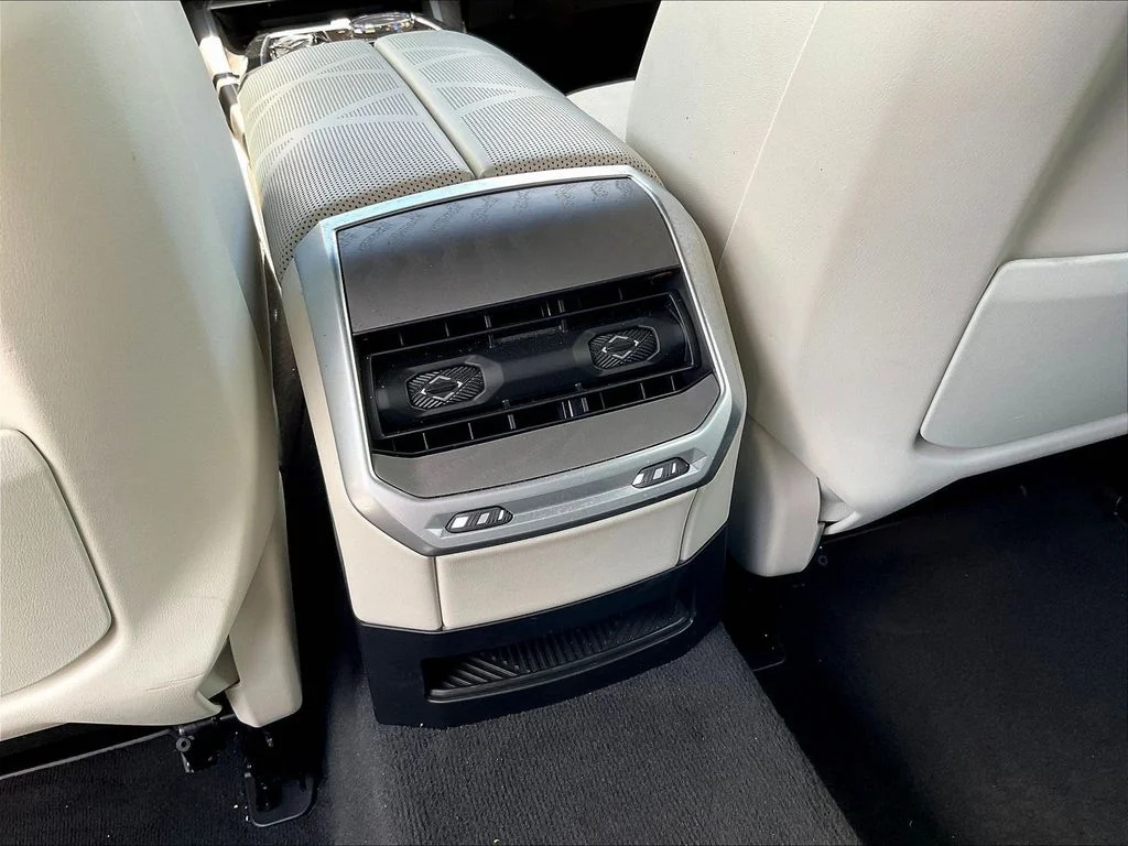 Used 2023 Alpine White BMW xDrive60 image 10