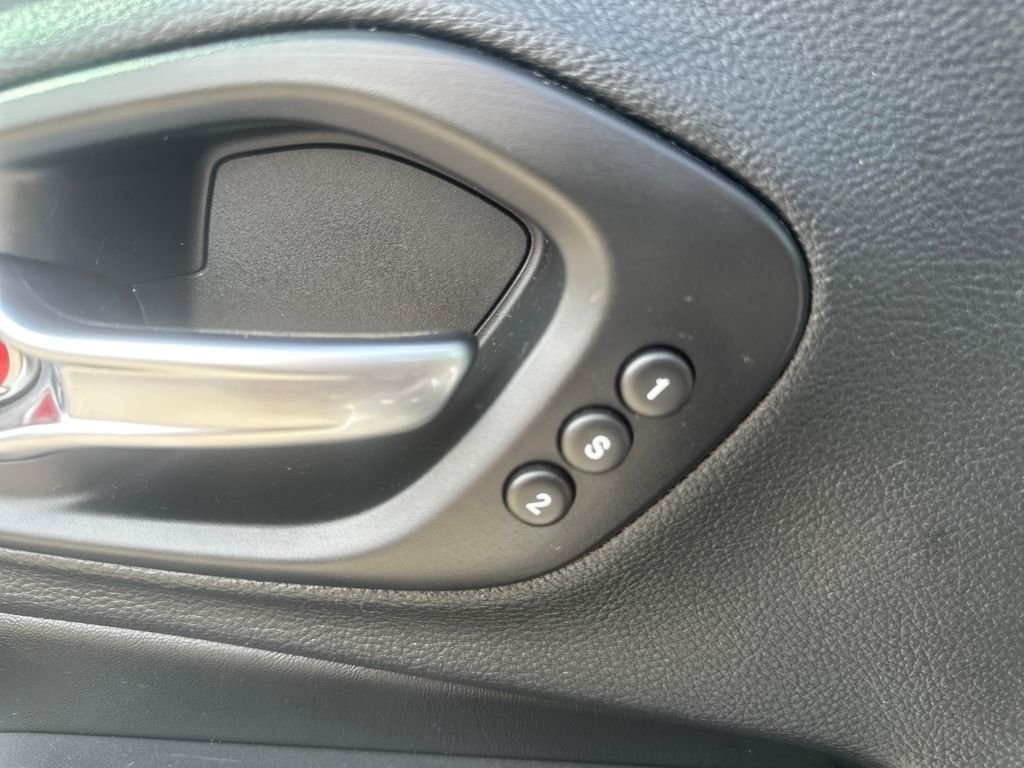 Used 2019 Gray Jeep Limited image 11