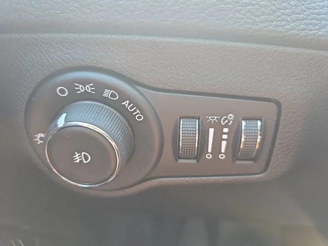 Used 2018 Black Jeep Latitude image 26