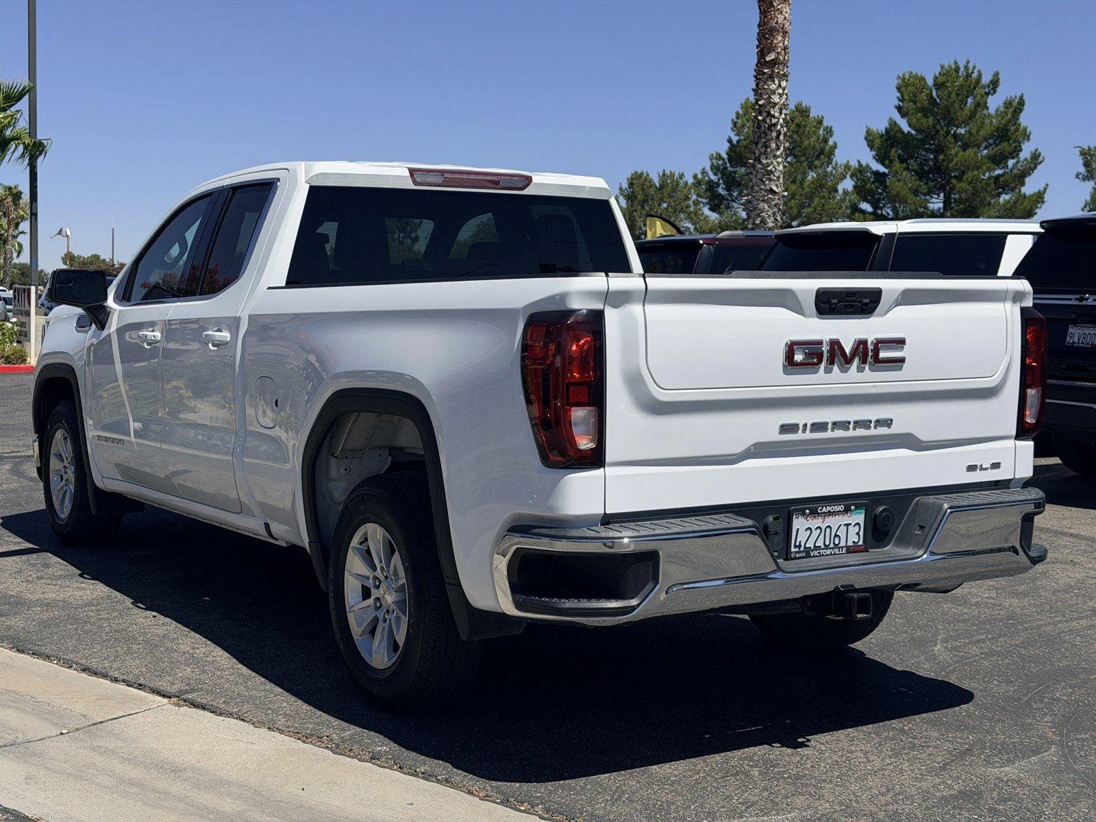 Used 2022 Summit White GMC SLE image 4