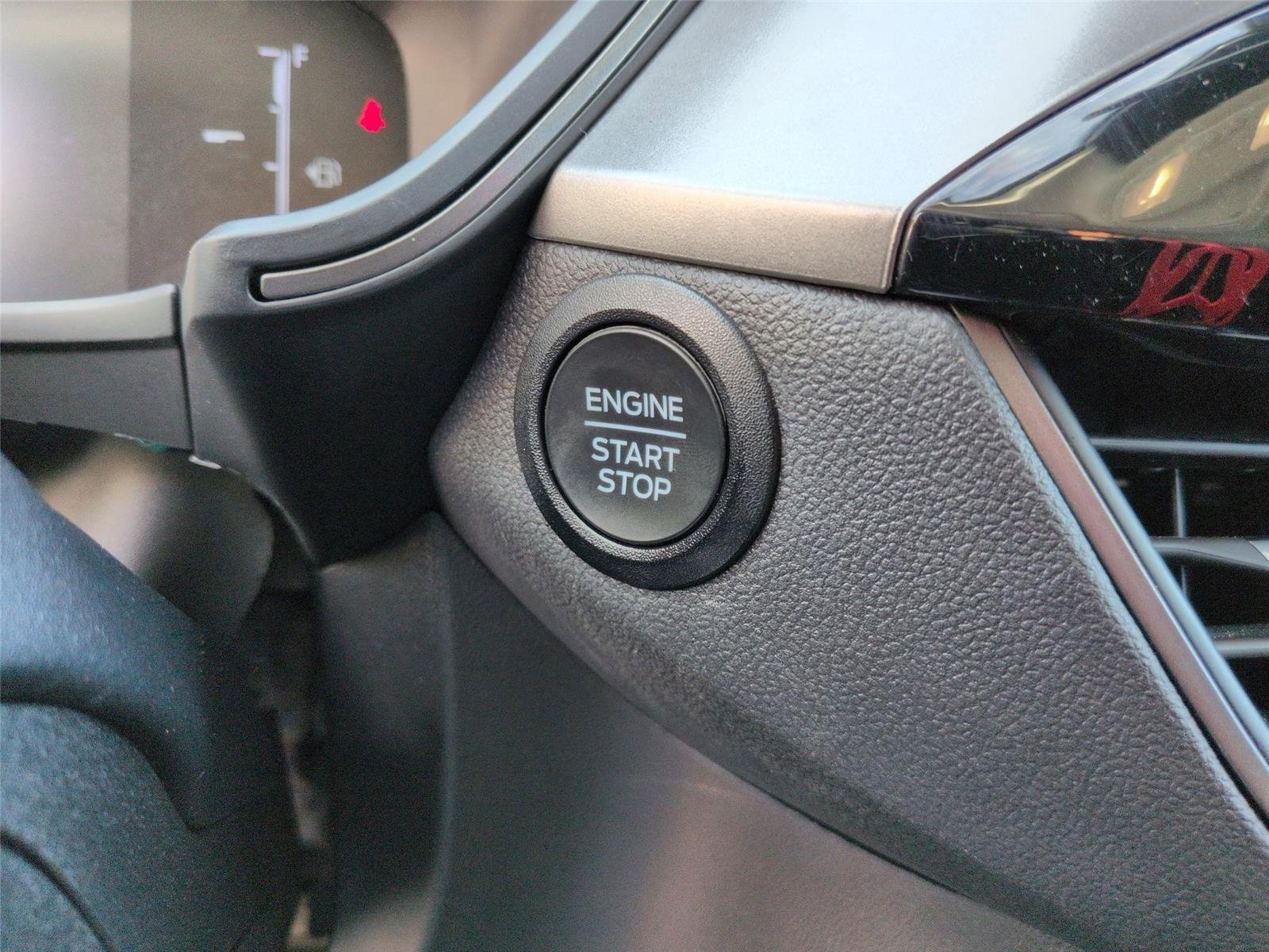 Used 2025 Oxford White Ford Active image 16