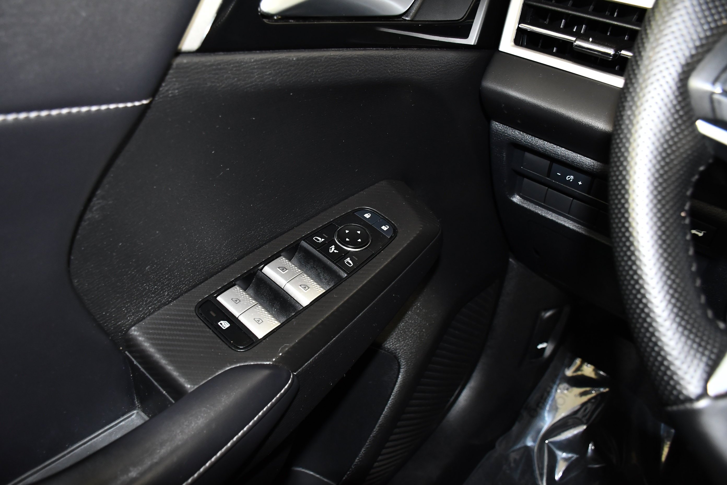Certified Used 2024 White Diamond Mitsubishi SE image 31