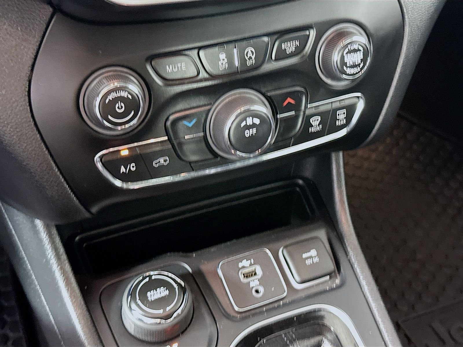 Used 2020 Diamond Black Crystal Pearlcoat Jeep Latitude Plus image 16