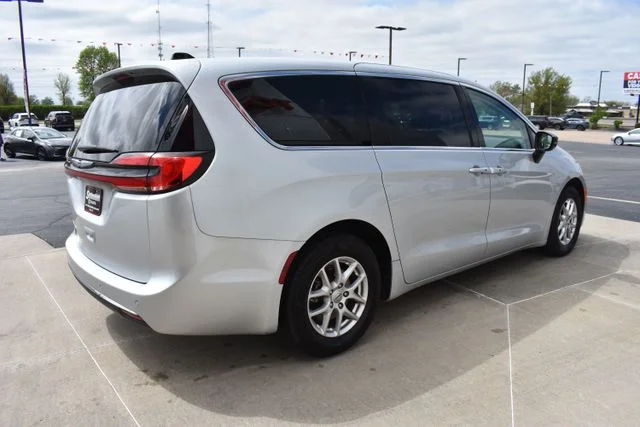 Used 2024 Silver Chrysler Touring L image 5