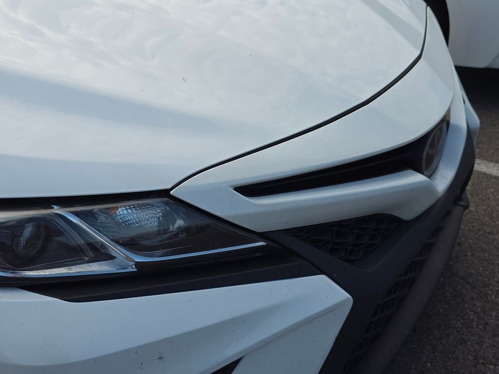 Used 2018 White Toyota SE image 13