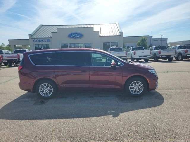 Used 2023 Velvet Chrysler Touring L image 21