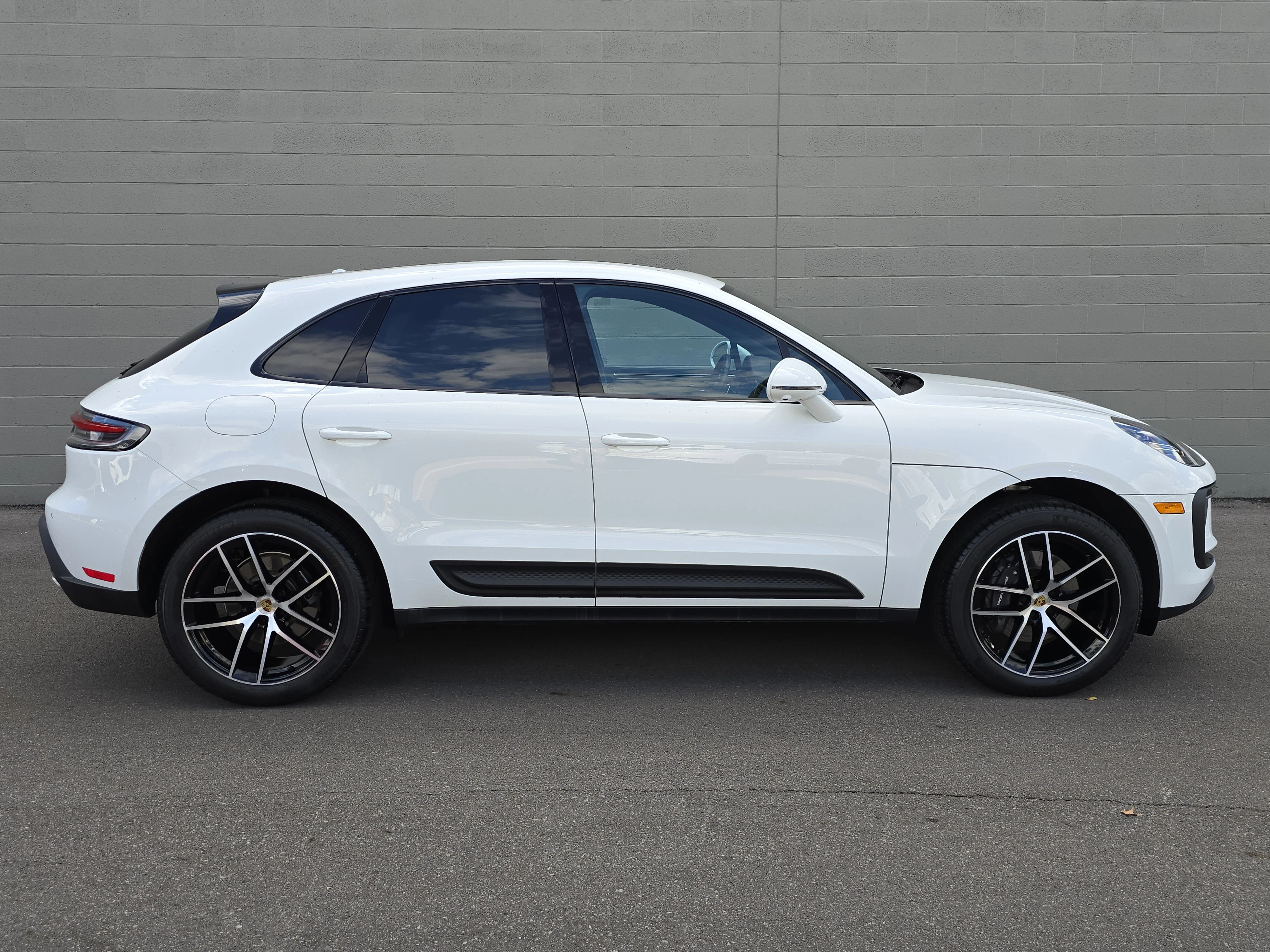 2025 Porsche Macan T - Photo 10