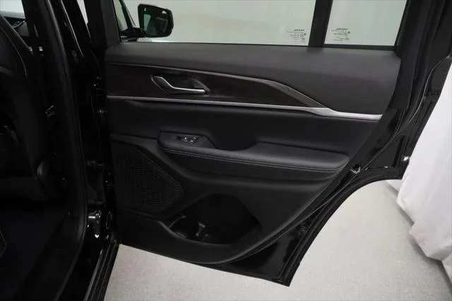 New 2026 Diamond Black Crystal Pearl-Coat Exterior Paint Jeep Laredo image 31