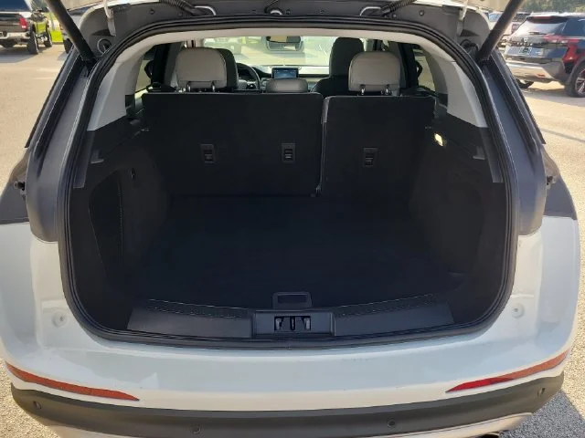 Used 2022 White Lincoln Standard image 10
