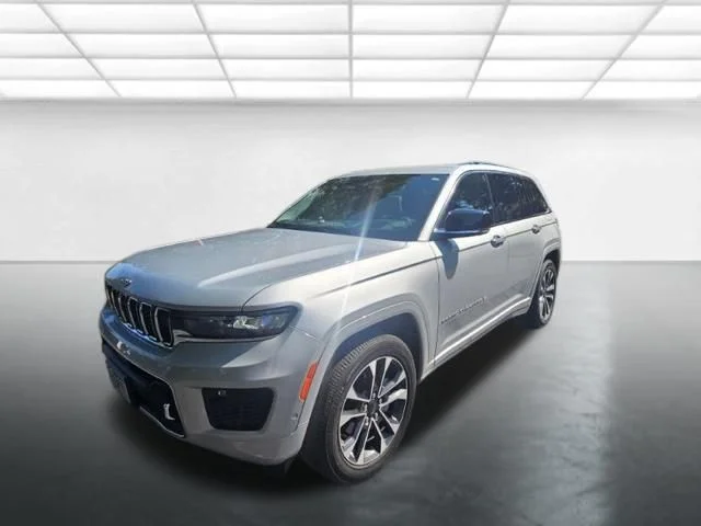 Used 2022 Silver Jeep Overland image 3