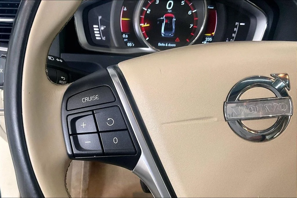 Used 2015 Blue Volvo T5 Premier image 18
