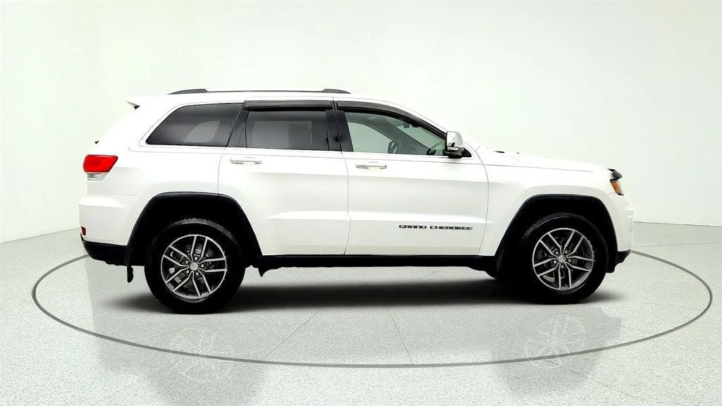 Used 2018 Bright White Clearcoat Jeep Limited 4x4 w/ Power Sunroof & Uconnect 4C Nav image 4