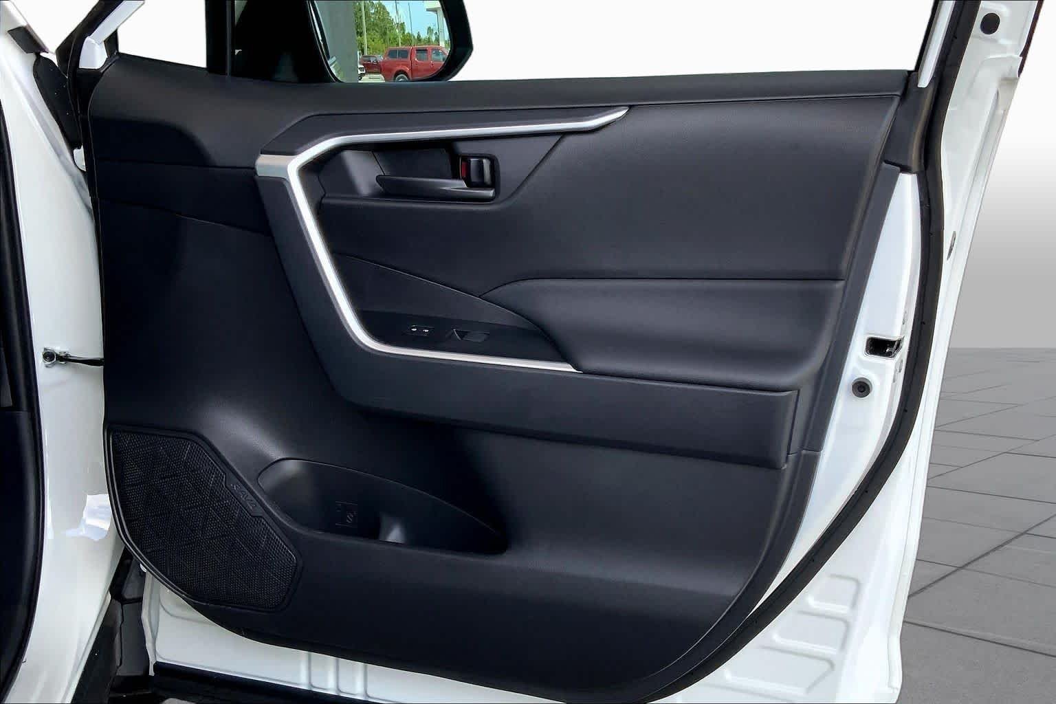Used 2025 Ice Cap Toyota LE image 23