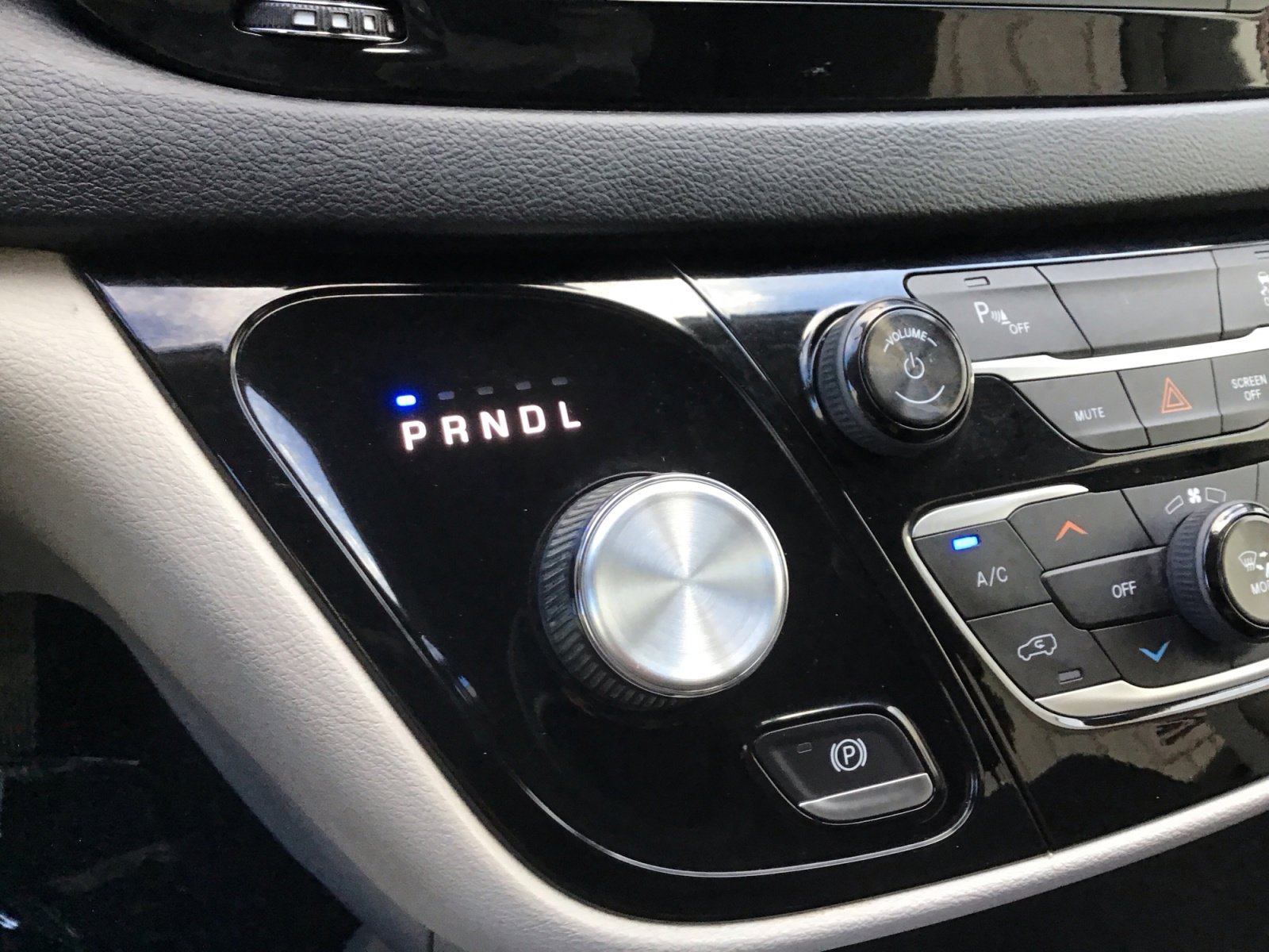 Used 2018 Velvet Red Pearlcoat Chrysler L image 19