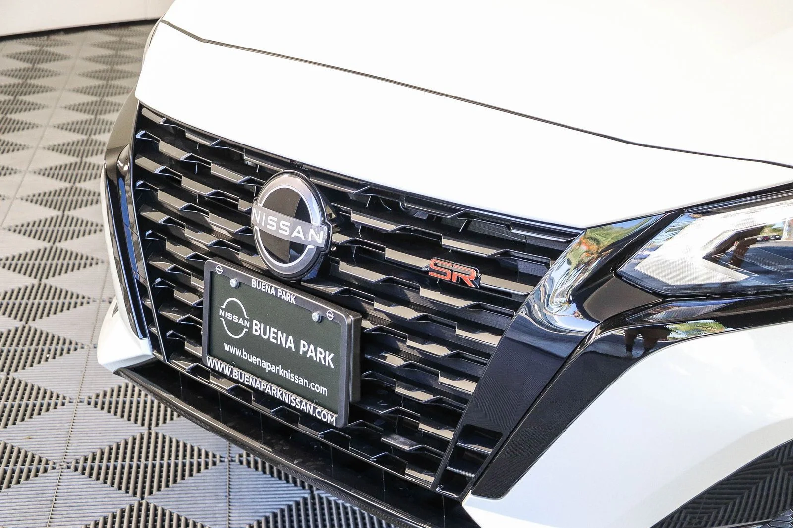 New 2026 Pearl White TriCoat / Super Black Two-tone Nissan SR image 5