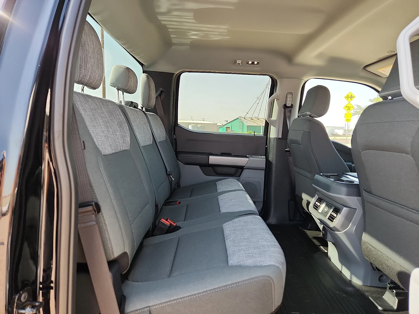 New 2027 Agate Black Metallic Ford XLT image 19