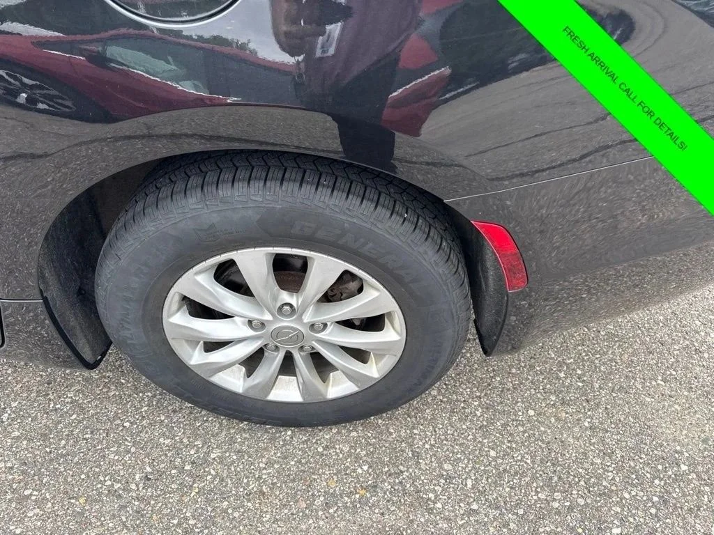 Used 2019 Brilliant Black Crystal Pearlcoat Chrysler Touring L image 10