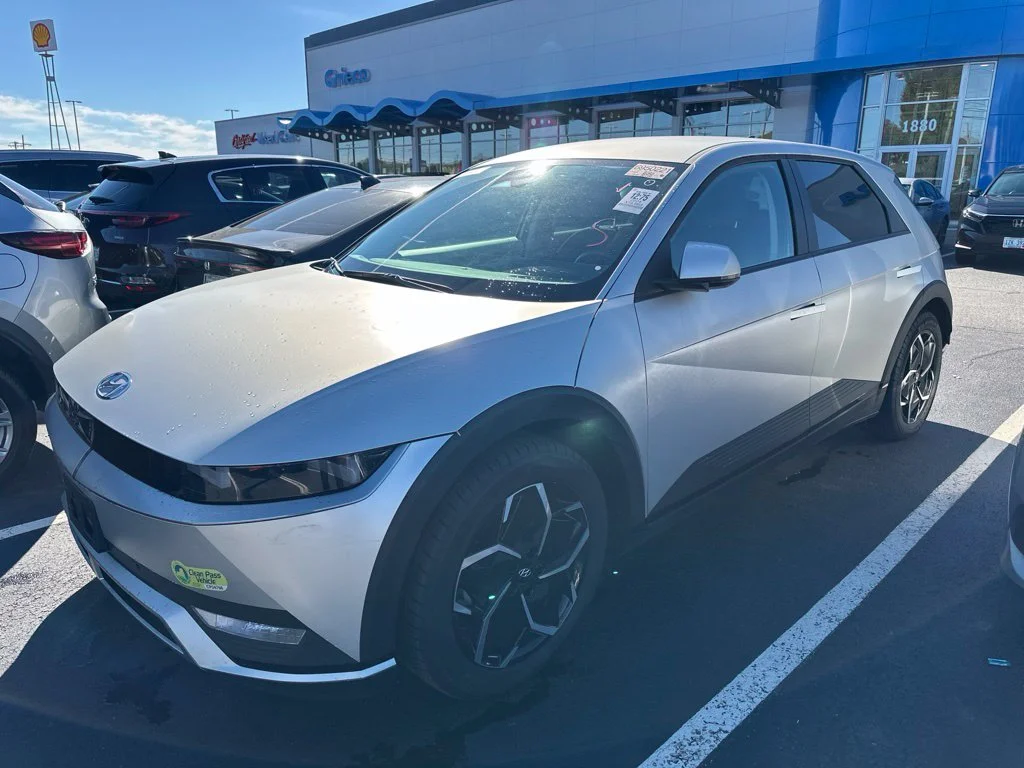 Used 2024 Gold Hyundai SEL image 3