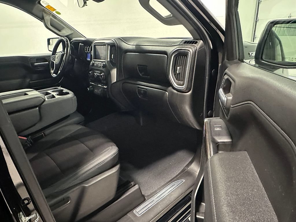 Used 2019 BLACK Chevrolet RST image 27