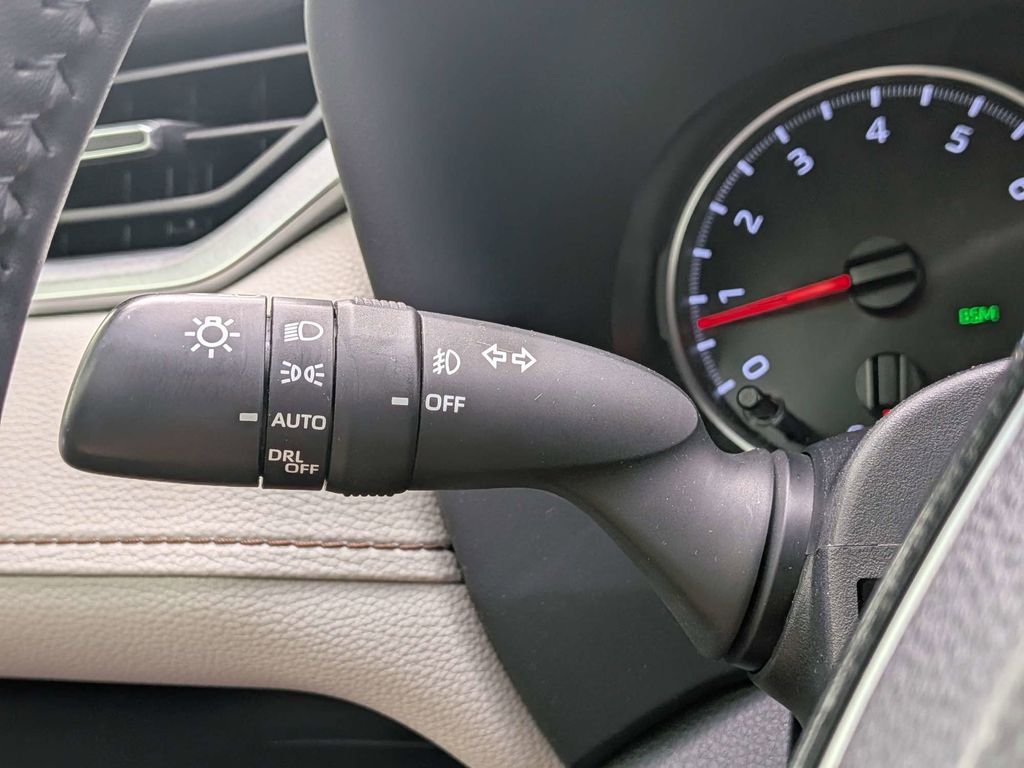 Used 2021 Red Toyota XLE Premium image 31