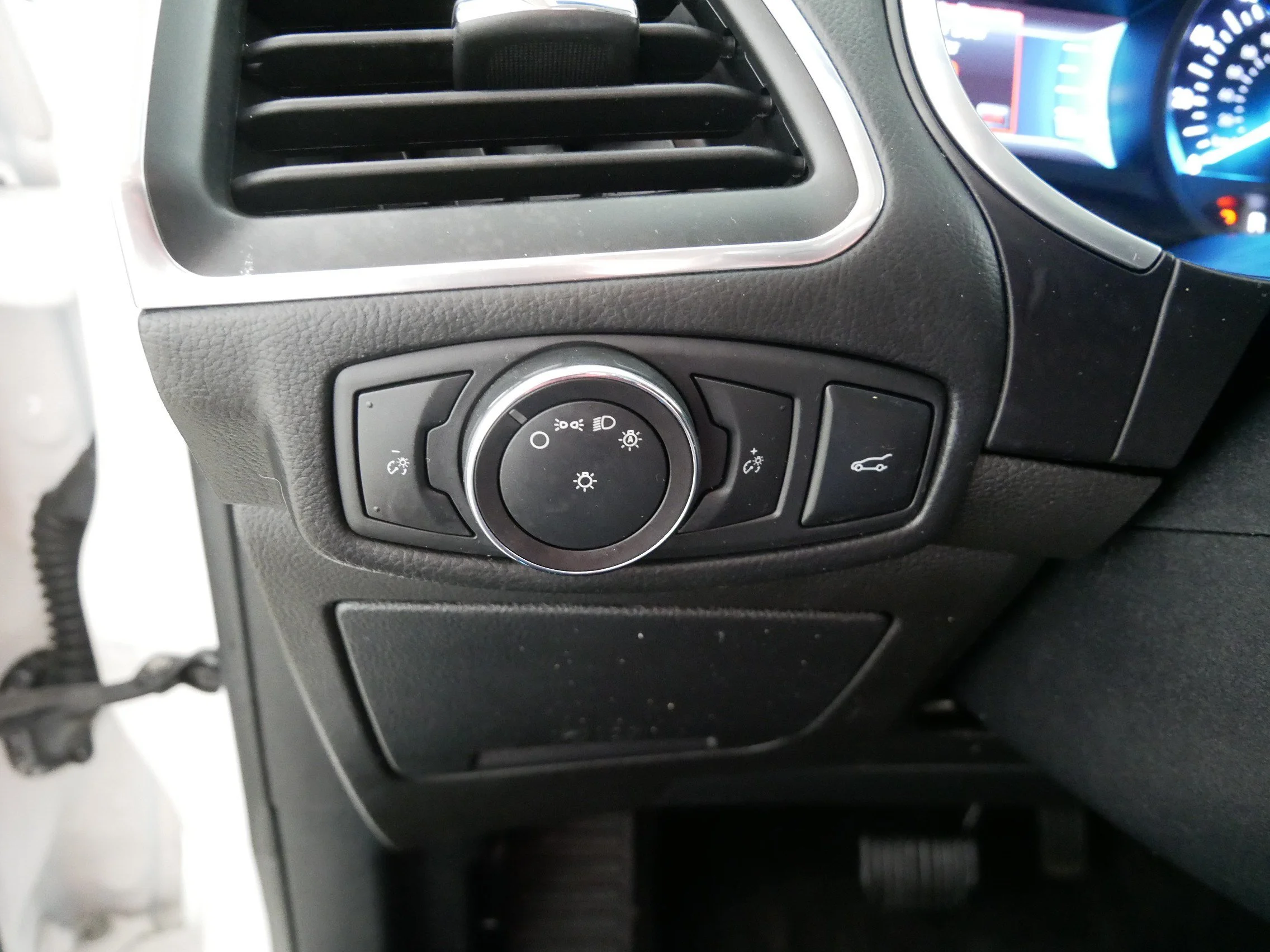 Used 2018 White Platinum Metallic Tri-Coat Ford Titanium image 26