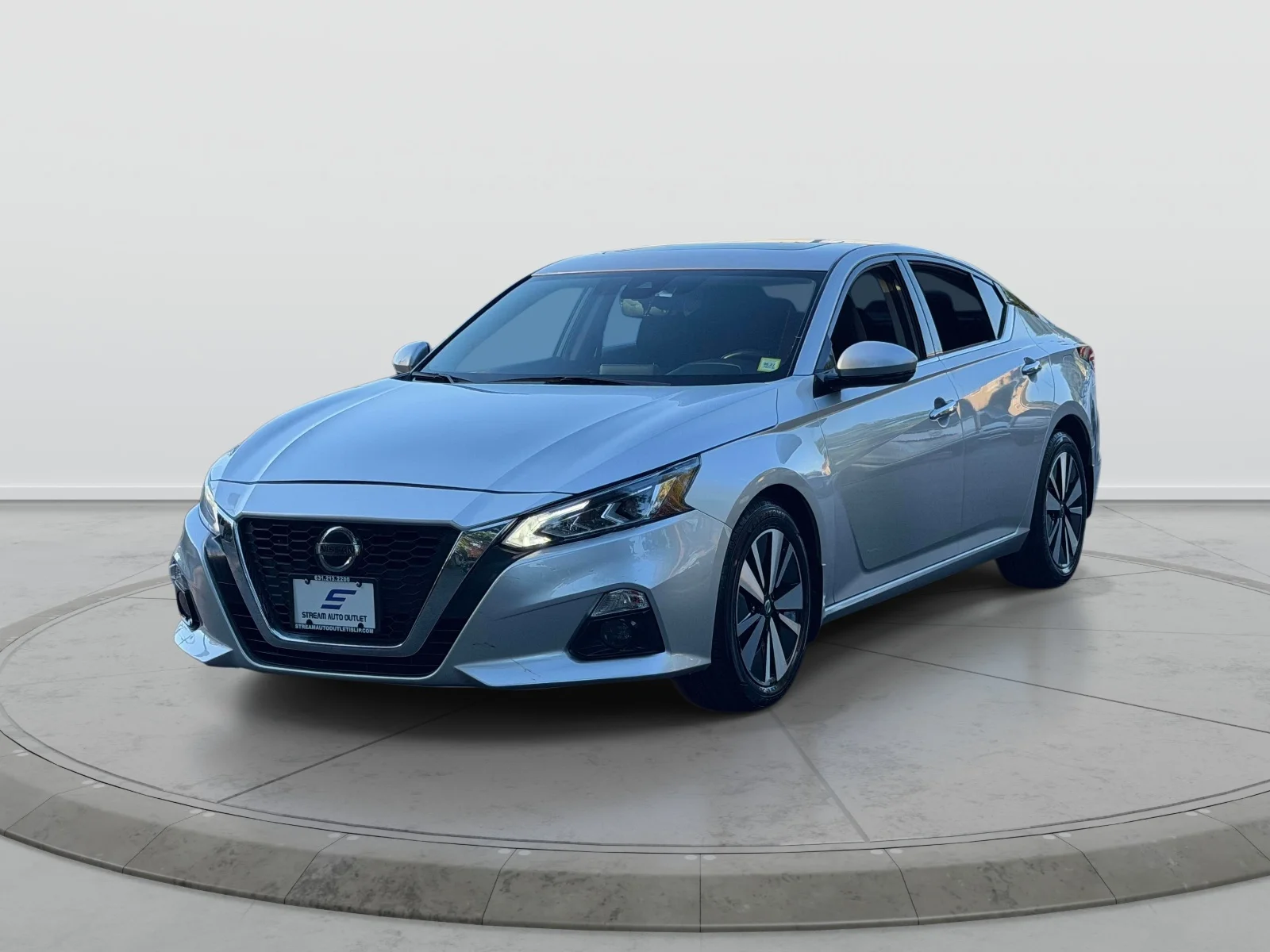 Used 2020 Silver Nissan 2.5 SV image 3