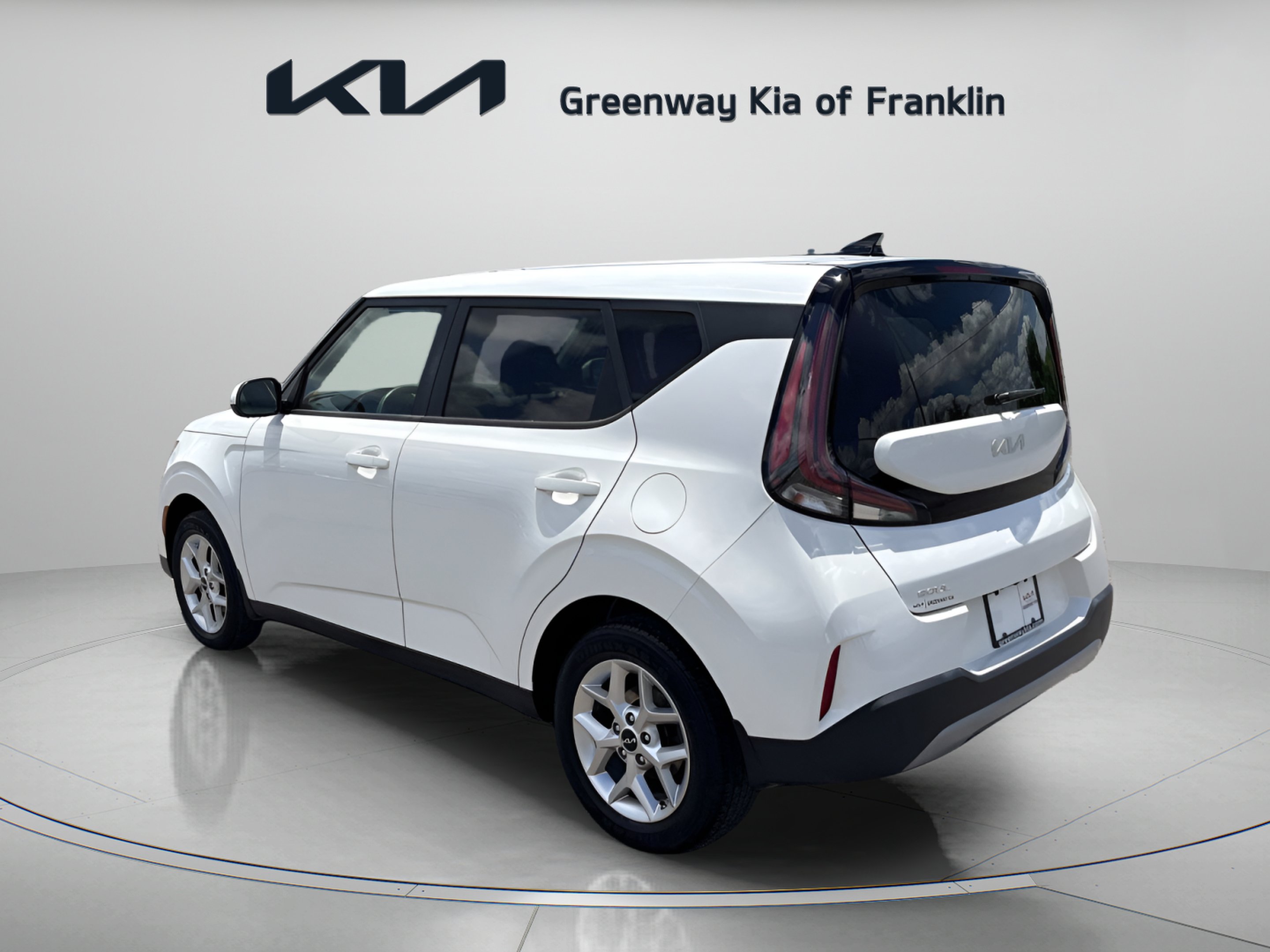 Used 2023 Snow White Pearl Kia LX image 5