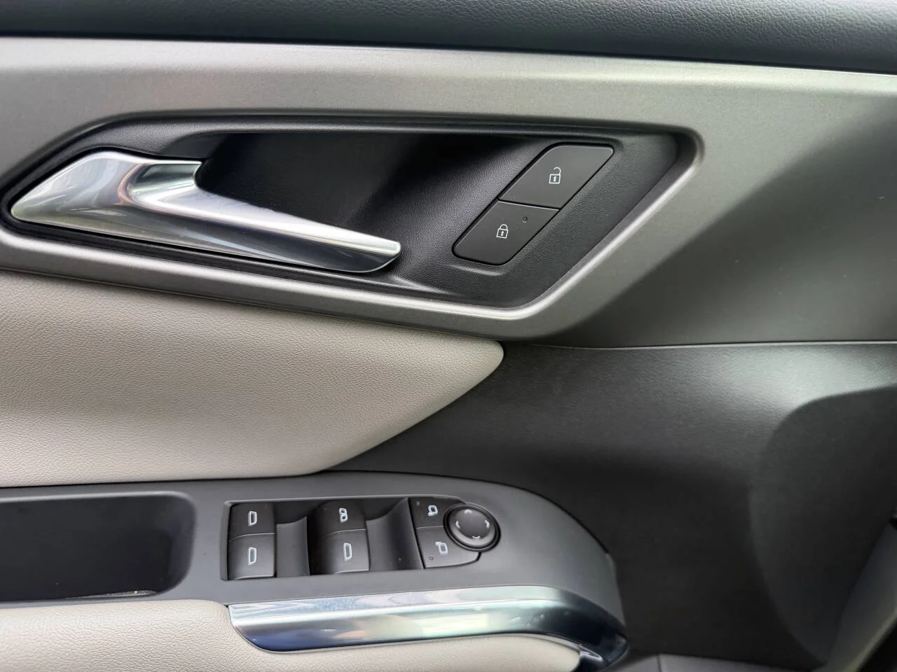Used 2026 Gray Chevrolet LT 4dr SUV image 8