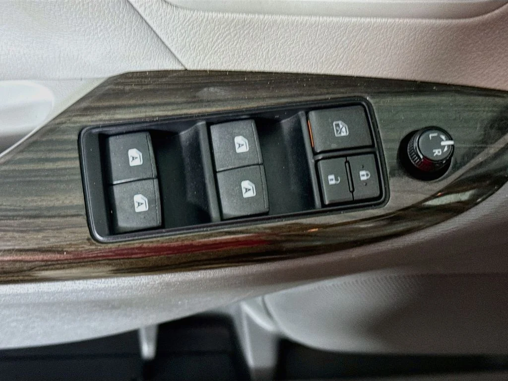 Used 2015 Predawn Gray Mica Toyota XLE Premium image 17