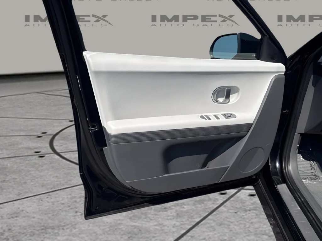Used 2024 Black Hyundai SEL image 21