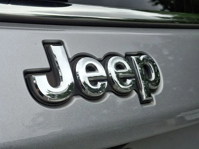 Used 2018 Silver Jeep Latitude image 32