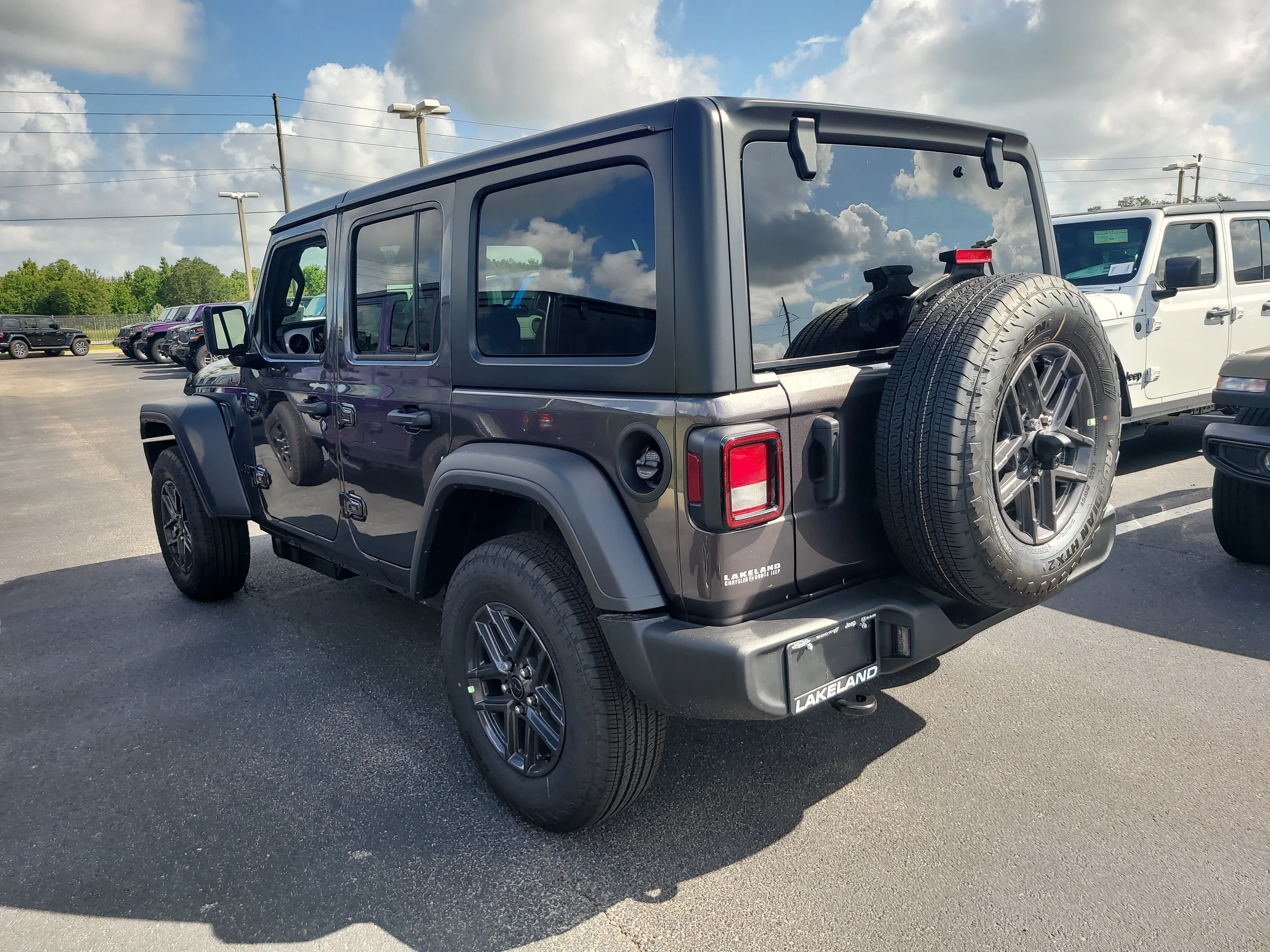 New 2026 Granite Crystal Metallic Clearcoat Jeep Sport S image 8