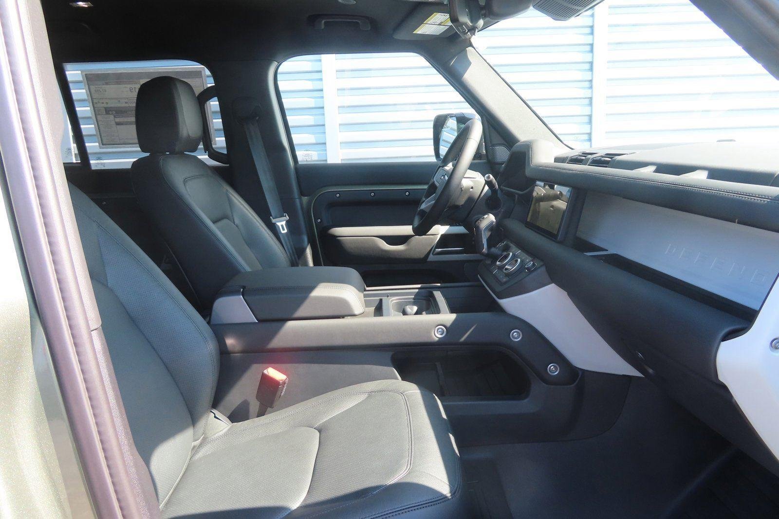 Used 2024 Pangea Green Metallic Land Rover S image 3