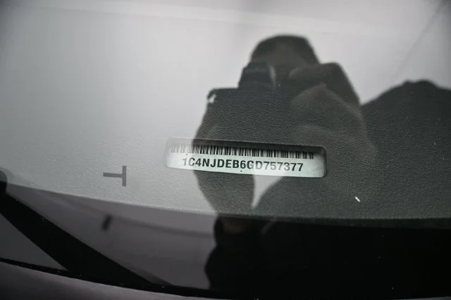 Used 2016 Bright White Clearcoat Jeep Latitude image 28