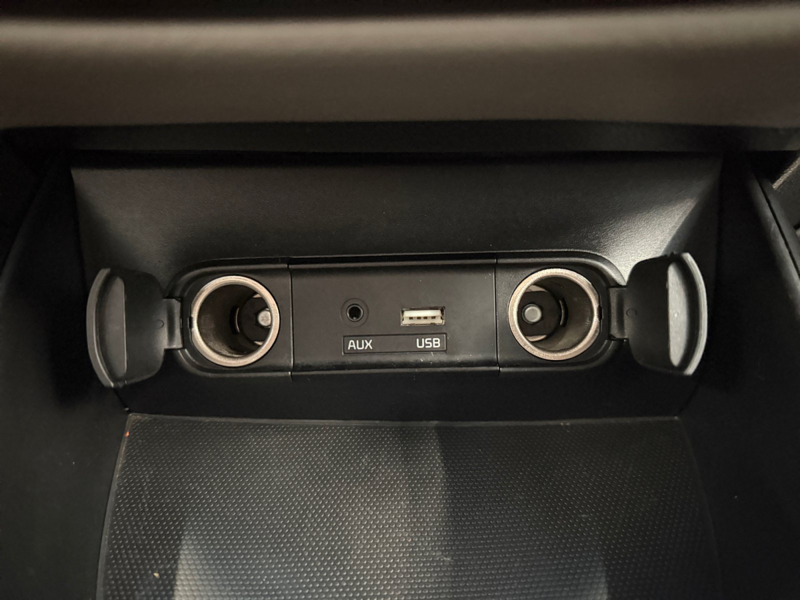 Used 2017 Clear White Kia  image 18