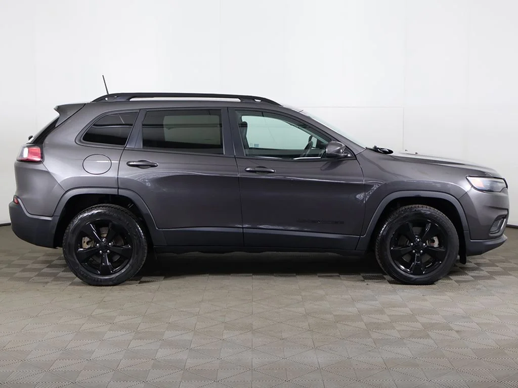 Used 2019 Gray Jeep Latitude Plus image 16