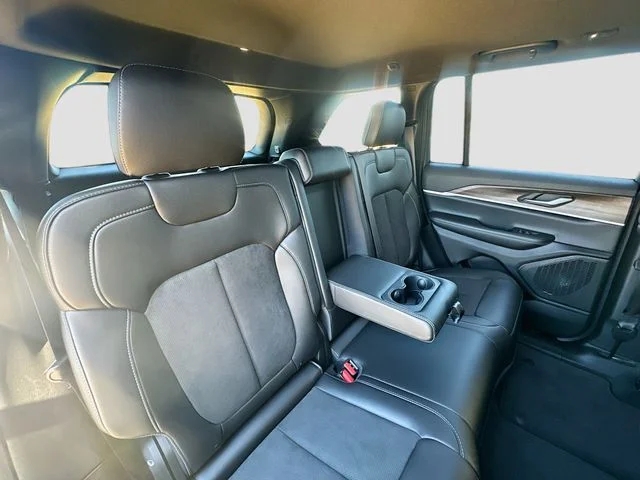 New 2026 Bright White Clear-Coat Exterior Paint Jeep Altitude image 32