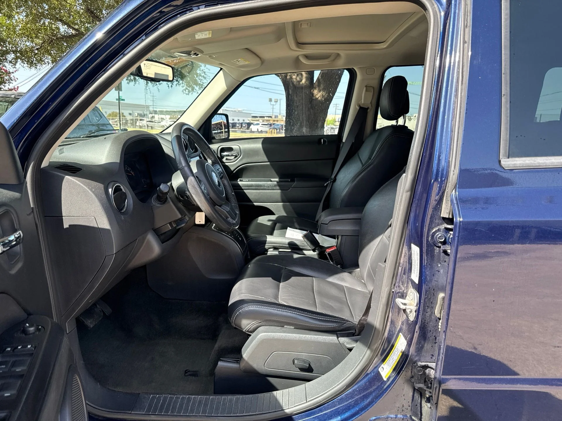Used 2016 Blue Jeep Latitude image 9